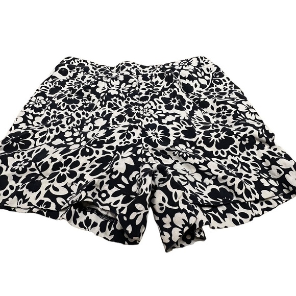 ANN Taylor LOFT Outlet  Women’s Navy & White Floral  Shorts, Size 2 - Picture 4 of 7